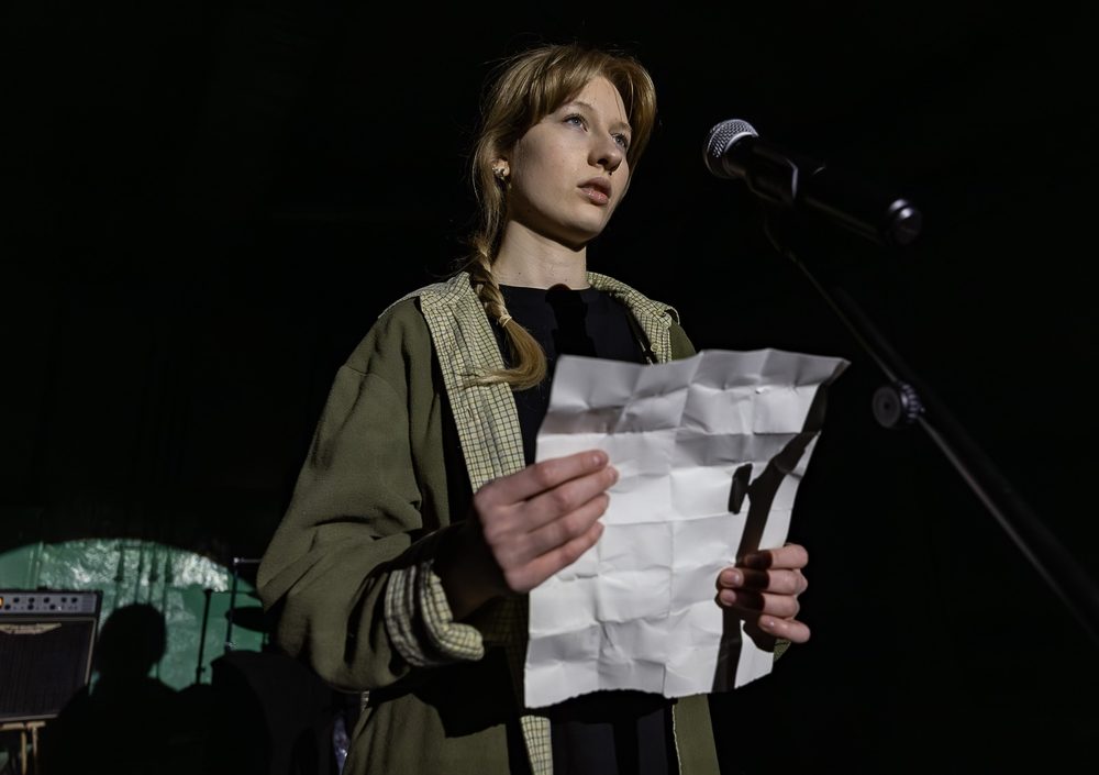 Julia Słota recytująca podczas spektaklu Gen wolności